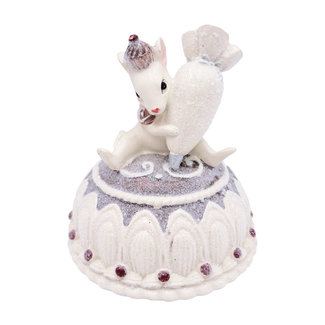 Mice on Gingerbread Cakes mouse holding icing bag
